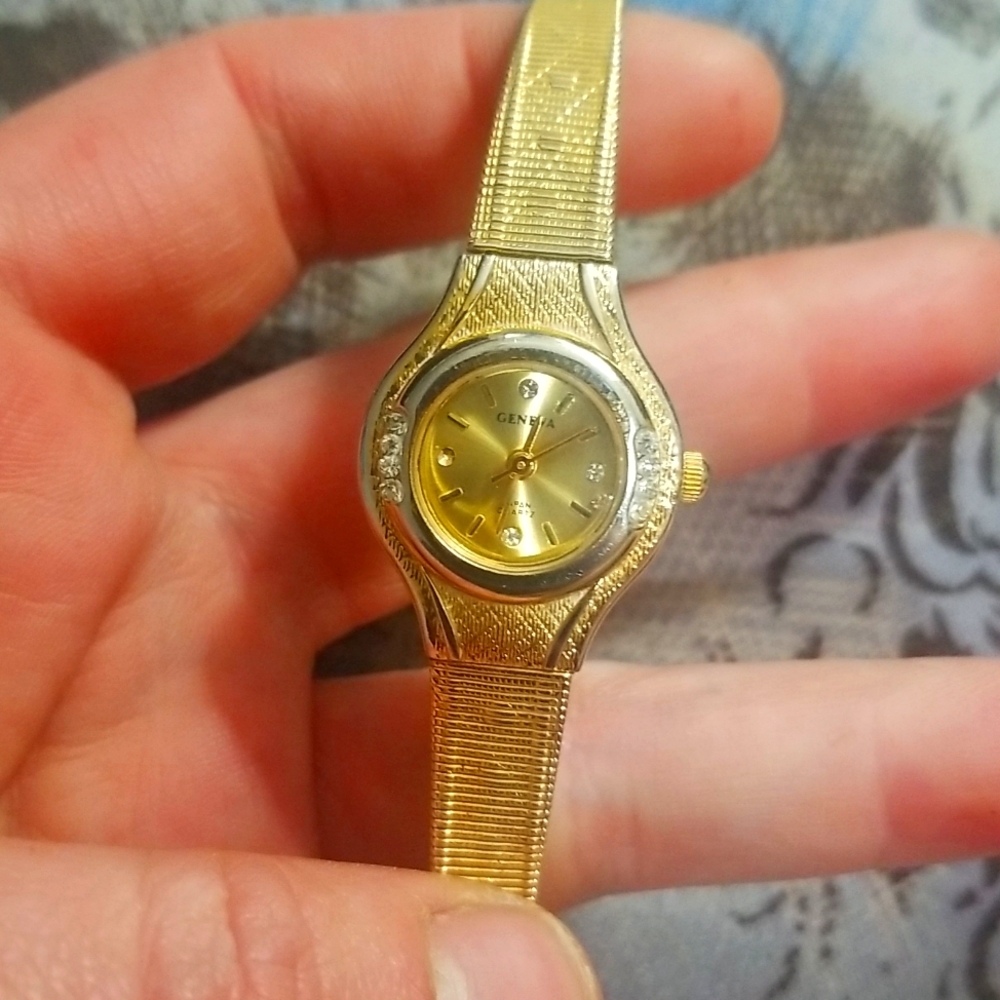 Women's 18k yellow gold Geneva vintage diamond watch
